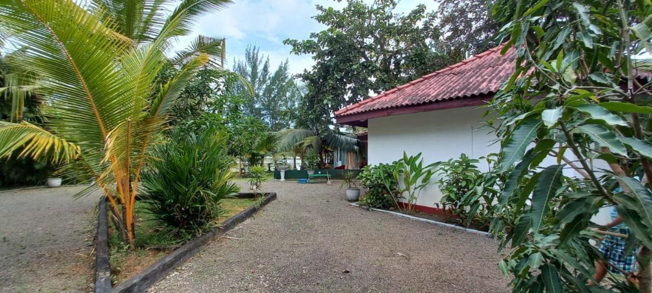 Blue Whale Lagoon Resort Ahangama Buitenkant foto