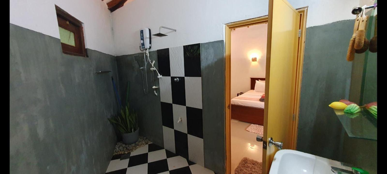 Blue Whale Lagoon Resort Ahangama Buitenkant foto
