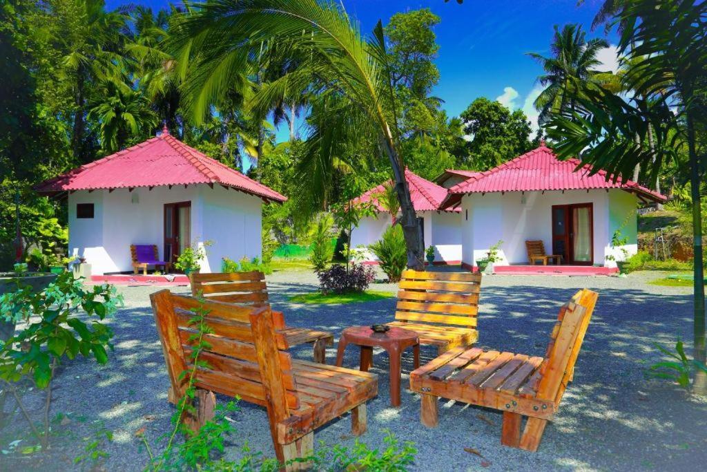 Blue Whale Lagoon Resort Ahangama Buitenkant foto