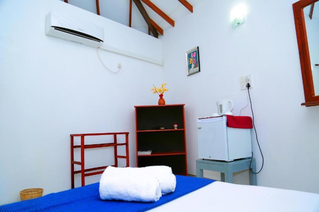 Blue Whale Lagoon Resort Ahangama Buitenkant foto