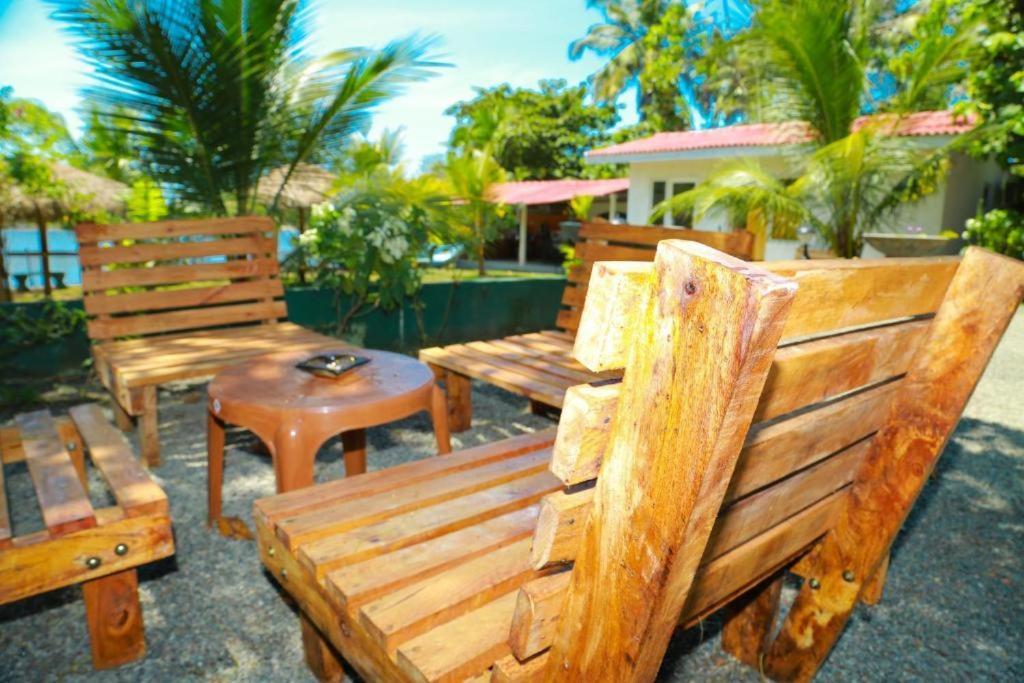 Blue Whale Lagoon Resort Ahangama Buitenkant foto