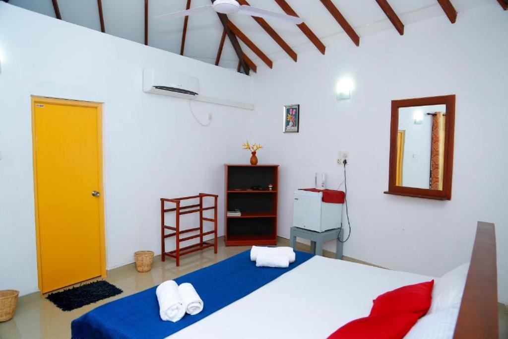 Blue Whale Lagoon Resort Ahangama Buitenkant foto
